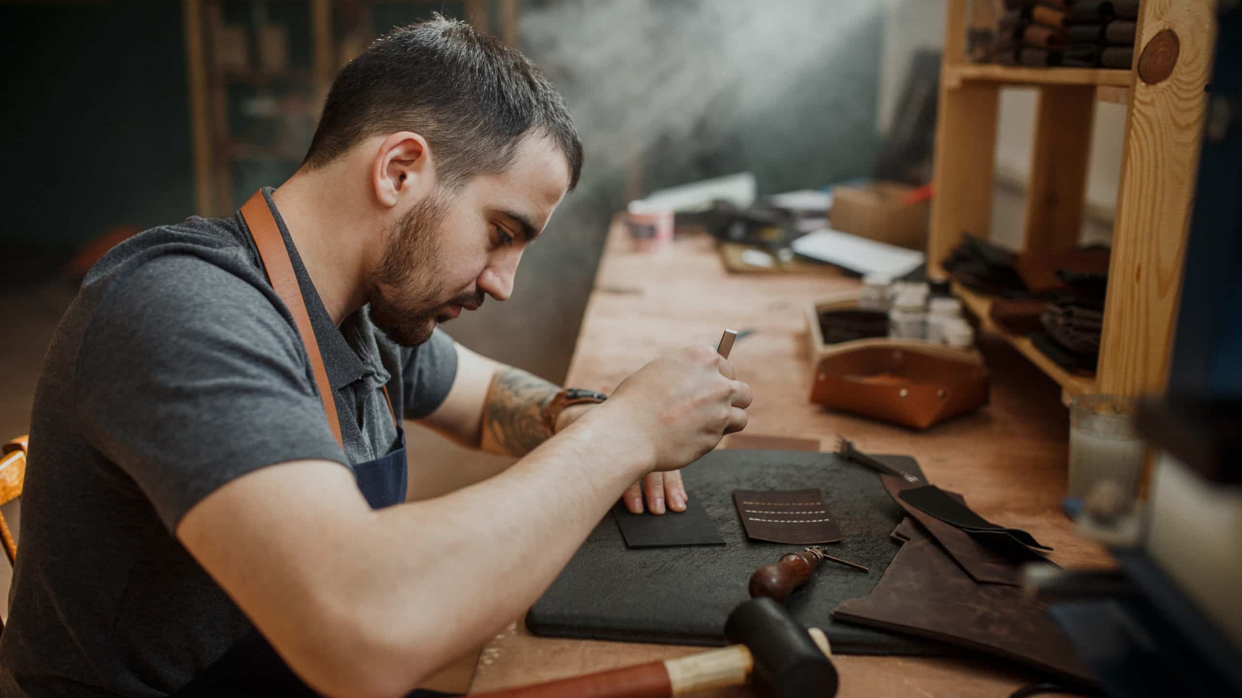 Leatherworker who uses accessories to glue leather together