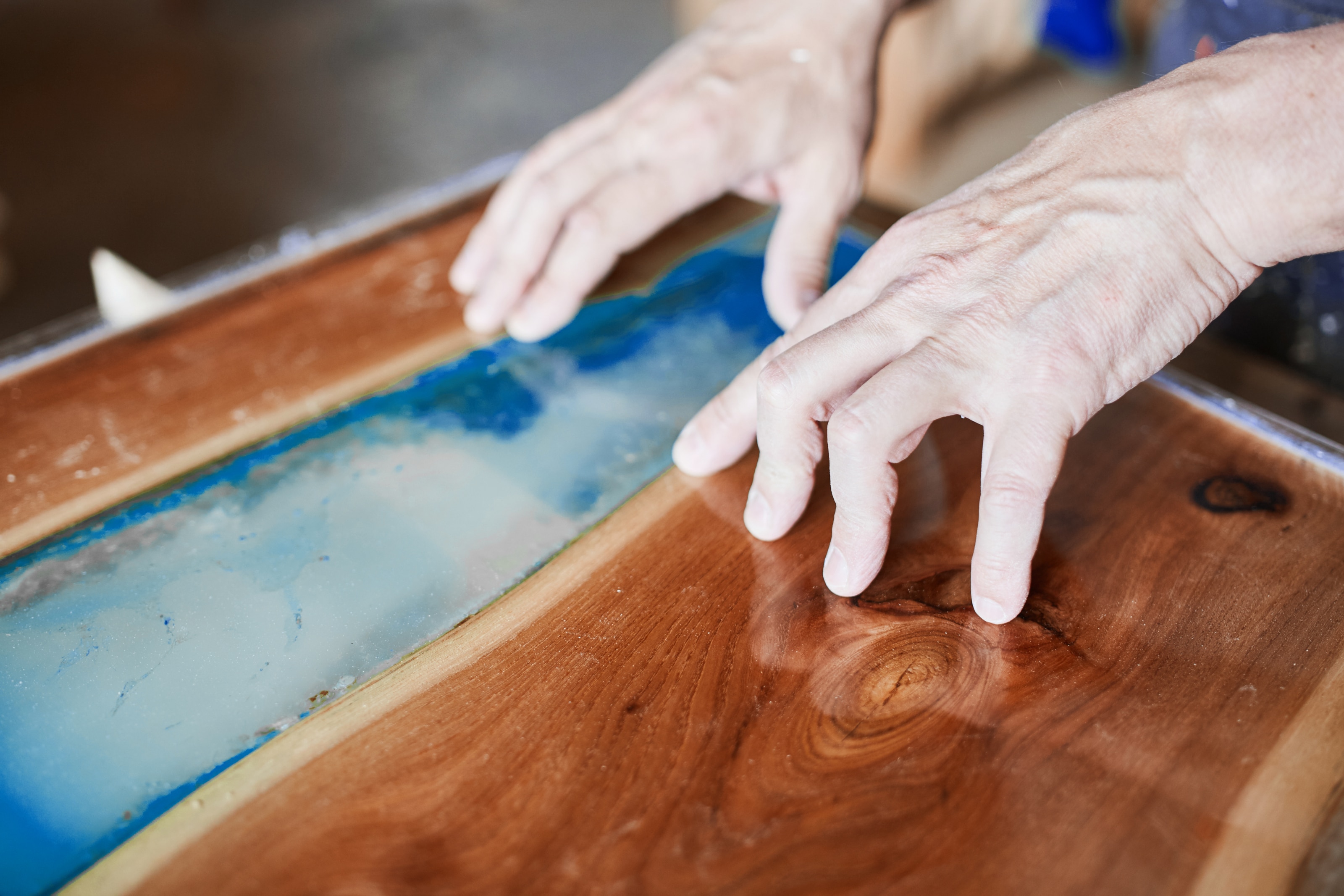 Artisan qui applique une résine époxy R'Lineo