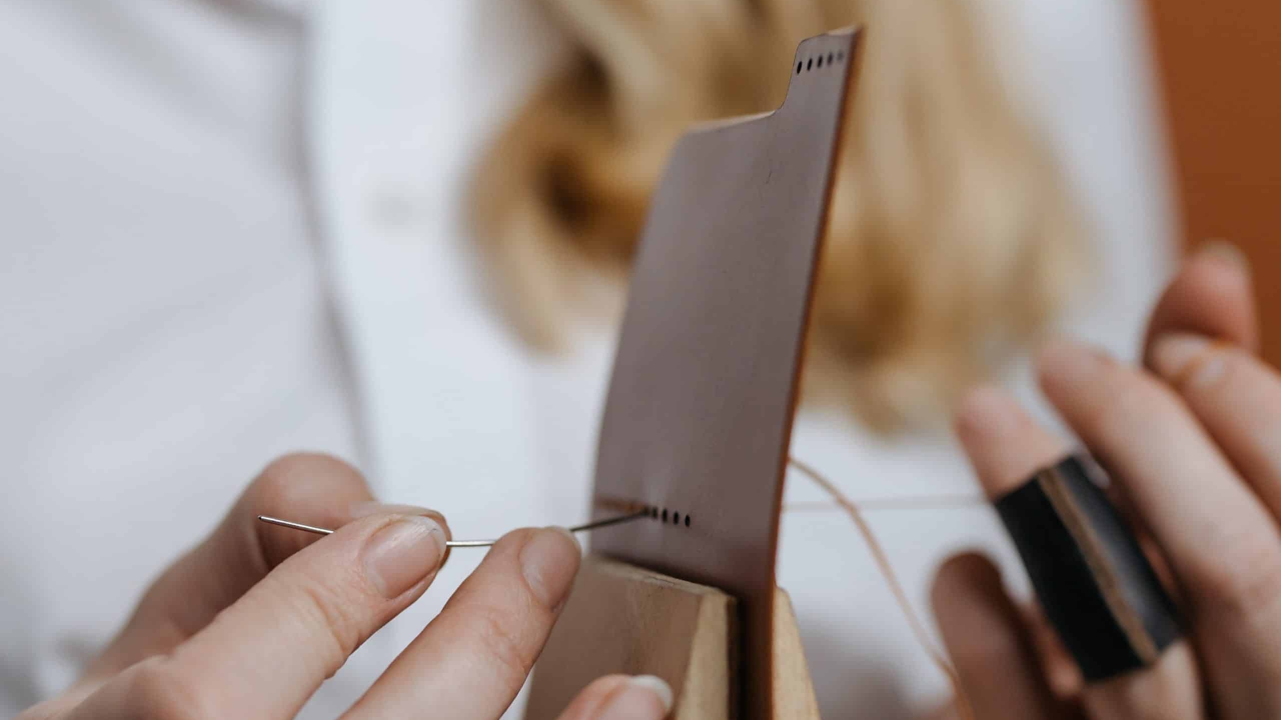 Craftsman who uses thread to sew leather